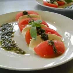 Салат Капрезе с оливковым маслом