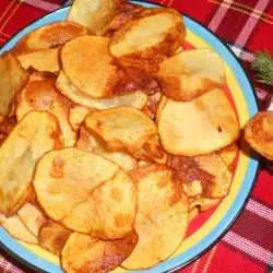 Острые картофельные чипсы с чесночным соусом