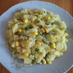 Салат с картофелем и кукурузой