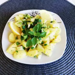 Картофельный салат с зеленым луком и лимоном