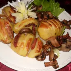 Картофель с беконом и грибами в духовке