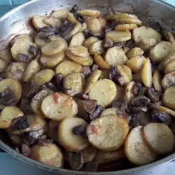 Картошка в духовке с грибами и сливочным маслом