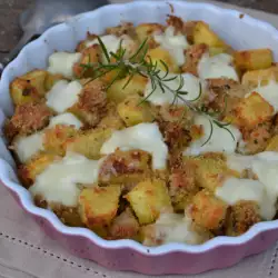 Картофель с куриной грудкой, панировочными сухарями и моцареллой в духовке