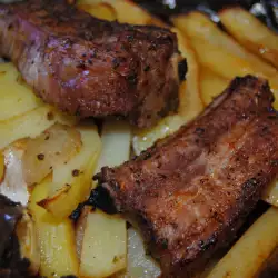 Тушеный картофель с ребрышками в духовке