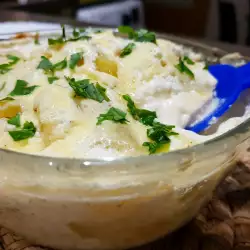 Картофель в жаропрочной кастрюле со сливками