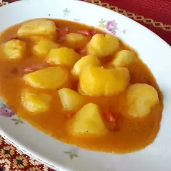 Блюдо с картофелем и помидорами