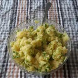 Картофельный салат с луком-пореем
