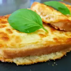 Чесночные ломтики хлеба с сыром