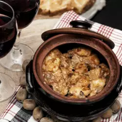 Куриная каварма с вином в глиняном горшке
