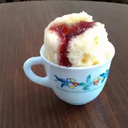 Десерт в стакане с молоком