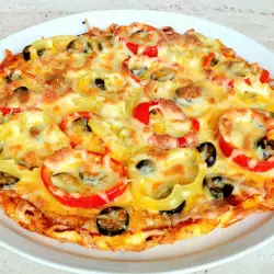 Кето-пицца с коржом из сливочного сыра и яйцами