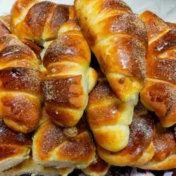 Маленькие и большие сдобные булочки