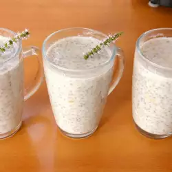 Кислое молоко с чиа и апельсиновым вареньем