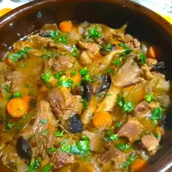 Тушеная свиная шейка с вешенкой и луком