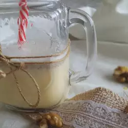 Укрепляющий коктейль из сырого яйца, молока и меда