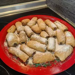 Рождественские сладкие трубочки с корицей и грецкими орехами