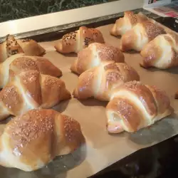 Пасхальные рогалики с ореховой начинкой