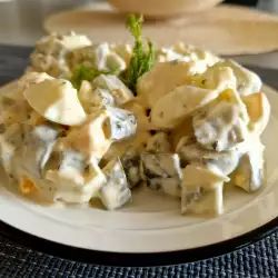 Салат с кислыми огурчиками и яйцами