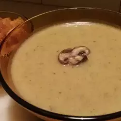 Крем-суп из грибов с чесночными крутонами