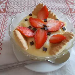 Молочный десерт с клубникой