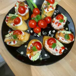 Кростини со сливочным сыром, семгой и помидорками черри