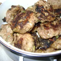 Сочные фрикадельки на гриле с сыром и перцем