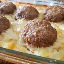 Фрикадельки с картофелем, сливками и плавленым сырком в духовке