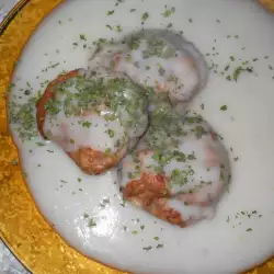 Фрикадельки с белым соусом в духовке.