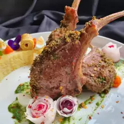 Отбивные из ягнятины с хрустящей корочкой и качамаком