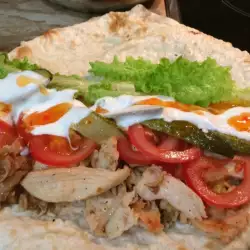 Лаваш с куриным мясом, чесноком и сладко-острым соусом