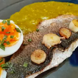 Сибас на сковороде с соусом из лука порея и шафрана