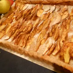 Пирог с вареньем и яблоками