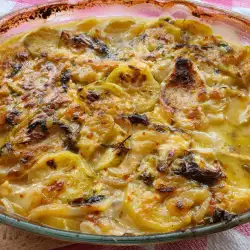 Легкая мусака с кабачками, баклажанами и картофелем