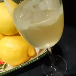 Алкогольные напитки с лимонами