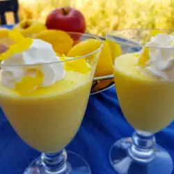 Десерт в стакане с лимонами