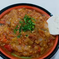 Летнее блюдо с баклажанами и сладким перцем