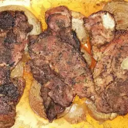Стейки из свинины на подушке из лука
