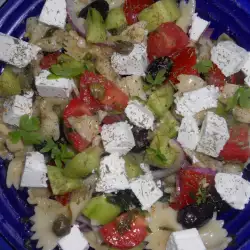 Салат с огурцами и оливками