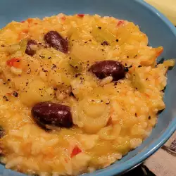 Блюдо с луком-пореем, рисом и оливками
