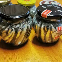 Анчоусы маринованные в банках