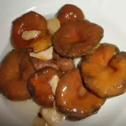Маринованные рыжики и белые грибы