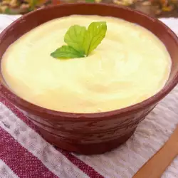 Домашний майонез оливковым маслом и листьями миниатюрной рукколы