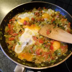 Жареные яйца с помидорами