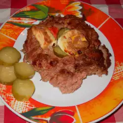Мясное гнездышко с яйцами, солеными огурцами и сливочным сыром