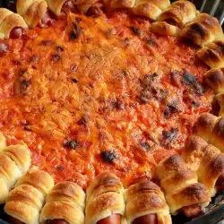 Мини хот-дог с дипом из сыра и томатного соуса