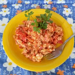 Яйца с помидорами и луком