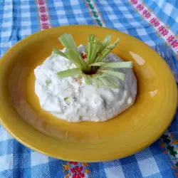 Молочный салат с луком-пореем и брынзой