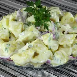 Картофельный салат с майонезом и репчатым луком