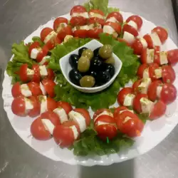 Канапе с моцареллой для гостей