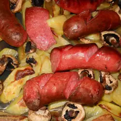 Запеченная македонская колбаска с картошкой и грибами